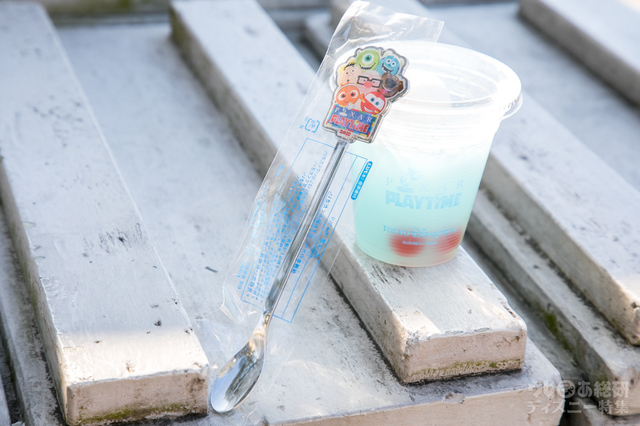 カールじいさんのホットドリンク（パイナップル風味） ¥400｜スーベニアスプーン付き ¥800 