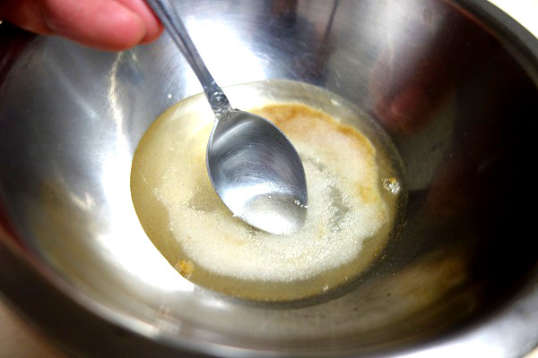 日本酒を加えたら、塩が溶けるまでよくかき混ぜてください