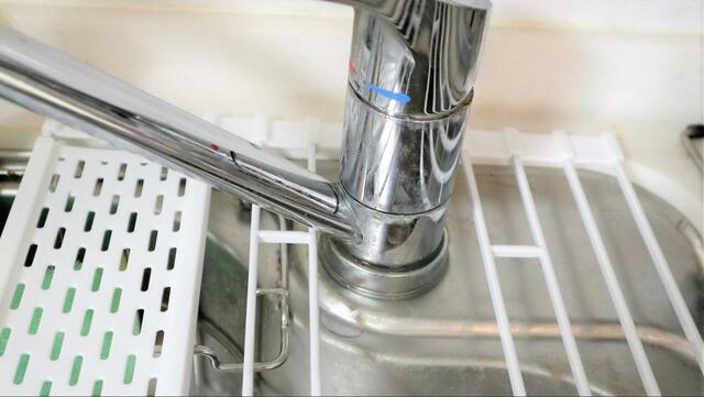 【山崎実業：tower 折り畳み水切りシリコーントレー付き】蛇口を避けて配置できます