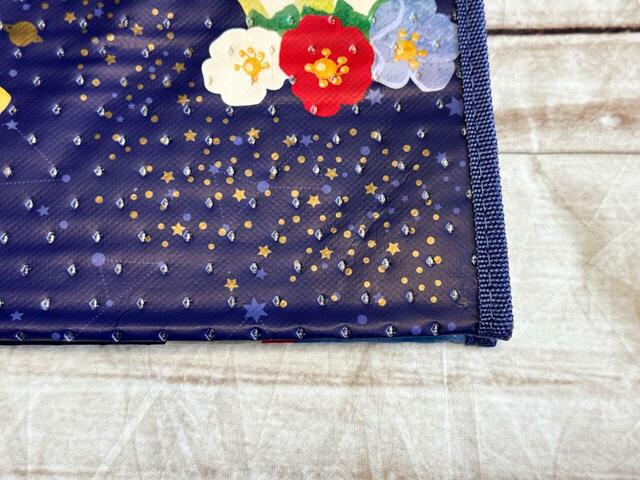 まるで夜空のようなネイビーカラーに星、ドット模様が素敵！