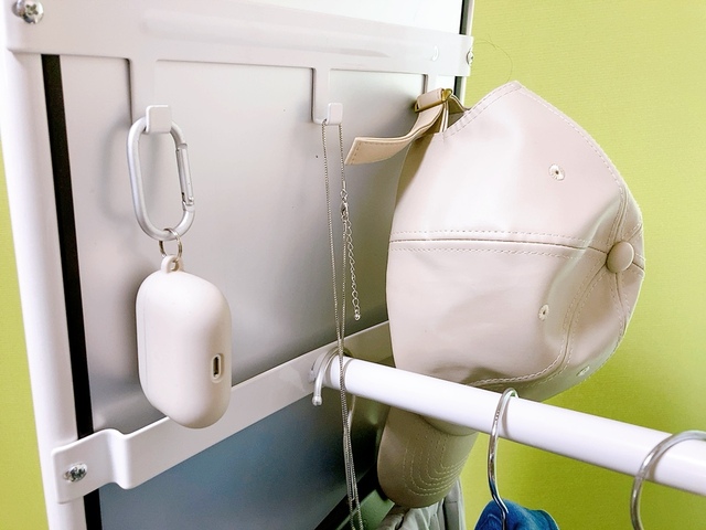 【ニトリ ハンガー付きスタンドミラー ストレージ2】カラビナやS字フックで色々なものをかけられます