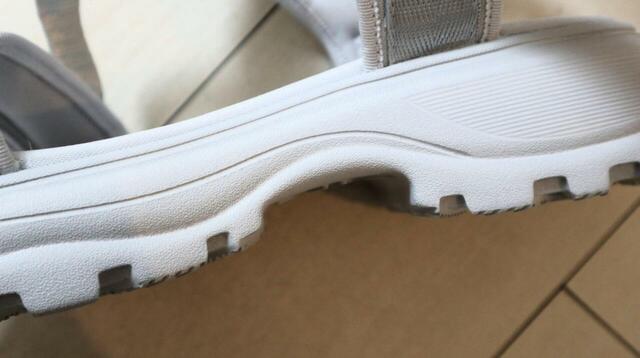 【GU ボリュームソールテープサンダル】かかとの前のソールのくびれが良いアクセントに