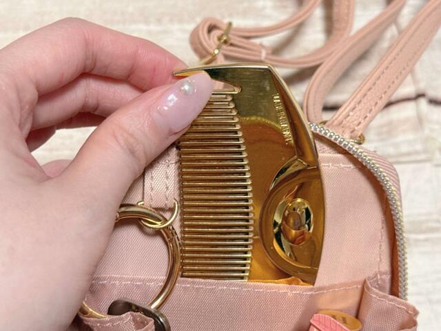 背面側ポケットにはコームを収納