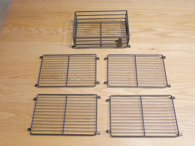 【ベルメゾン　コンロサイドラック 『ムーミン』】ラック本体と棚4枚、バスケット1つが付属。好みの高さに取り付けることができます◎