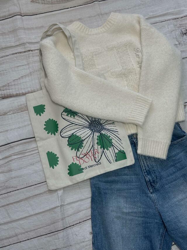 ニット＆デニムのシンプルコーデに合わせてもかわいい♪