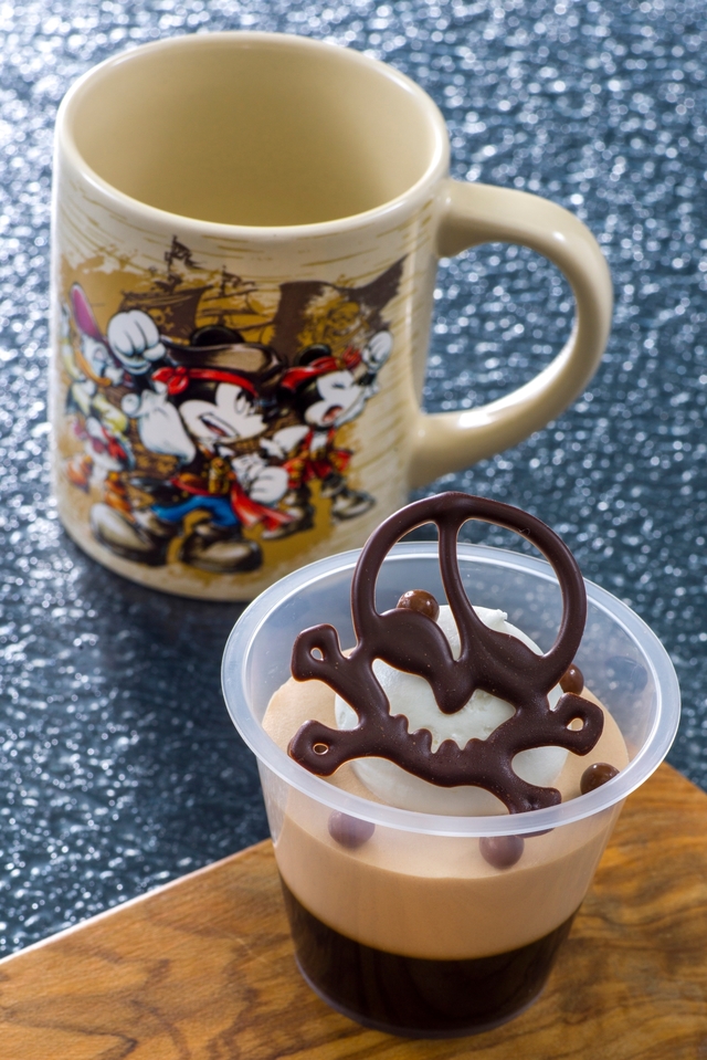 キャラメルチョコムース＆コーヒーゼリー、スーベニアカップ付き ¥780｜2018年東京ディズニーシー「ディズニー・パイレーツ・サマー」スペシャルメニュー