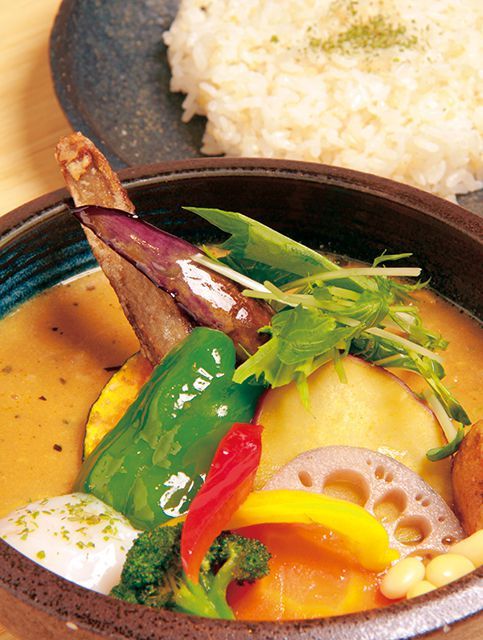 スープカレーの名店／Rojiura Curry SAMURAI. 下北沢店（下北沢）　ひき肉温玉納豆と野菜 1180円