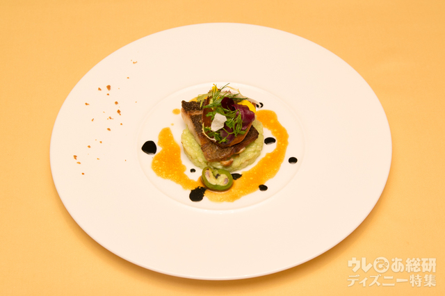 イサキのポワレ アオリイカと新生姜のリゾット添え｜“ディズニー・イースター”エンパイアランチ 4,200円｜ディズニーアンバサダーホテル「エンパイア・グリル」