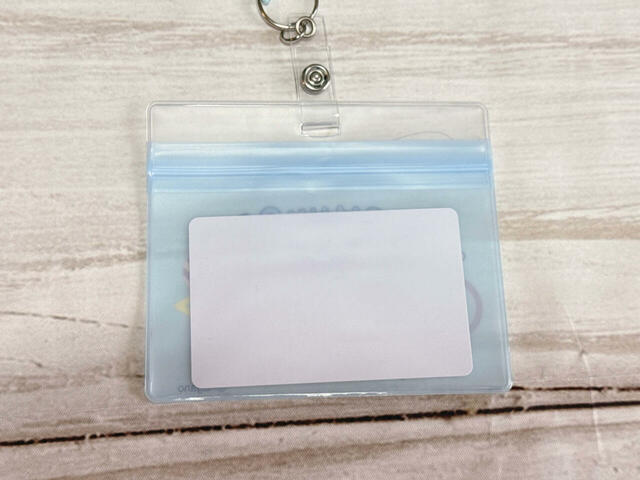 【ちいかわ×DAISO限定デザイン】「ストラップ付き名札 ちいかわ」中に入れられるサイズの目安は、約縦6.5×横10cm。一般的なカード類ならラクに収納できるので、社員証ケースとして使うのもよさそう！