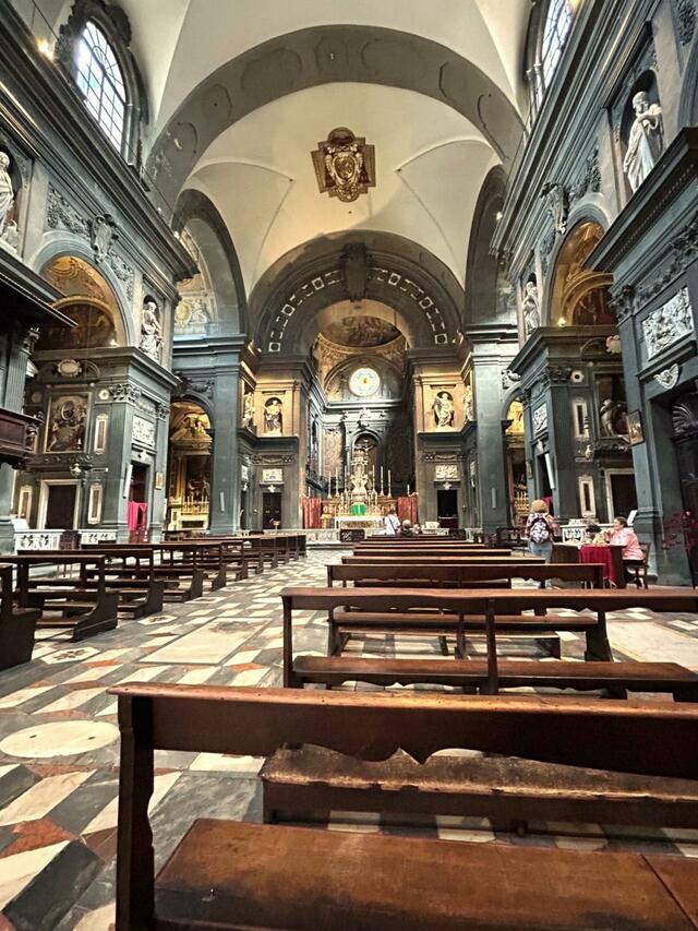 イタリアの街のあちこちには小さな教会があり、誰でも入ることができる。歩き疲れたらちょっと休憩するのに最適。台湾の廟を彷彿とさせる