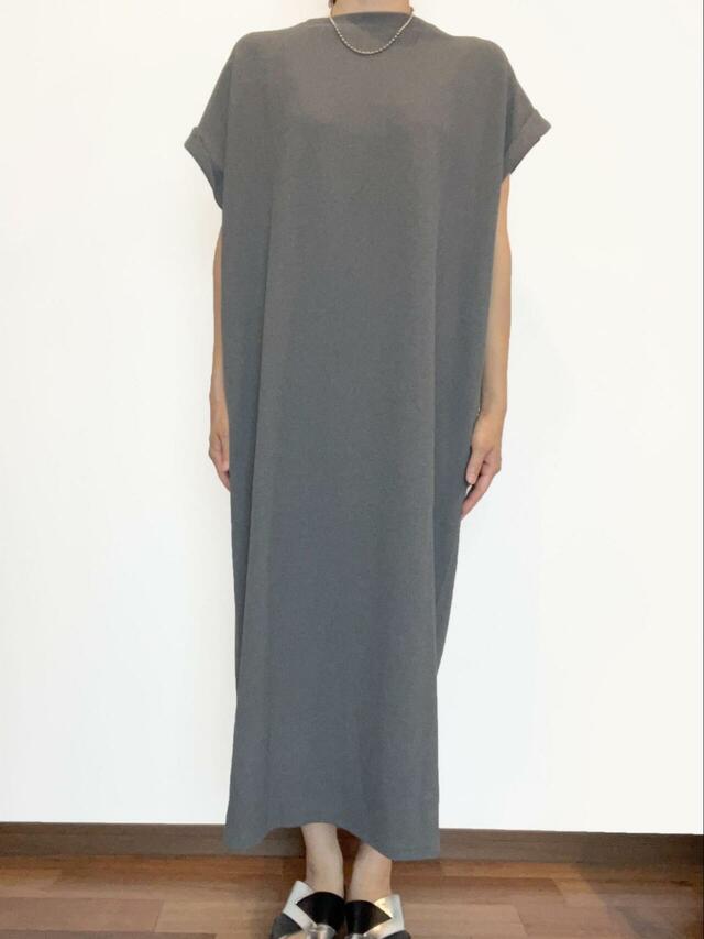 【coca エンボスボートネックワンピース】カラーはBROWN、GRAY、BLACKの3展開です