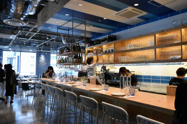 広々としたカウンター