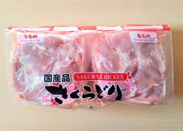 【コストコ　さくらどり もも肉　2.5kg　2889円】4つに分けられているので、1パックあたり625g前後