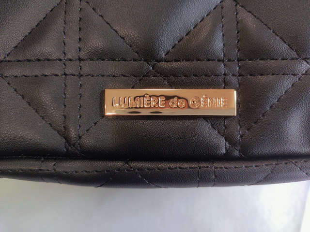 ブランドロゴの入ったゴールドプレートがキラリと輝きます