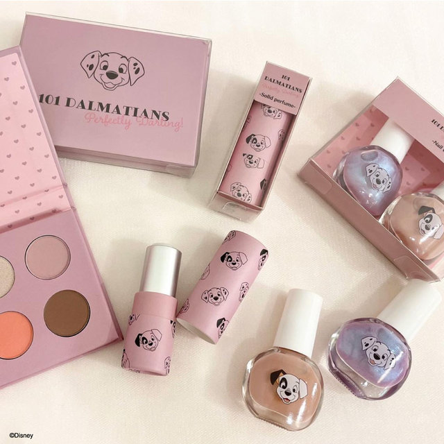 アイシャドウパレット、練り香水（チョコレートの香り）、ネイルカラー2本セット