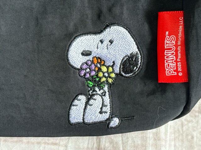 花束を持っているスヌーピーの刺繍入り。お茶目な表情がかわいすぎ！