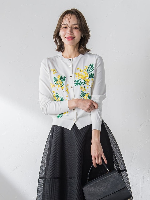 【ビアッジョブルー「Mimosa Embroidery Cardigan」】価格:23,100(カラー:ホワイト、ベージュ)