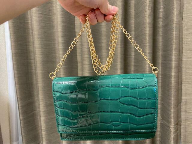 【SHEIN⠀クロックスエンボスフラップクロスボディバッグ】ゴールドとグリーンの色合いが素敵なワンポイントに