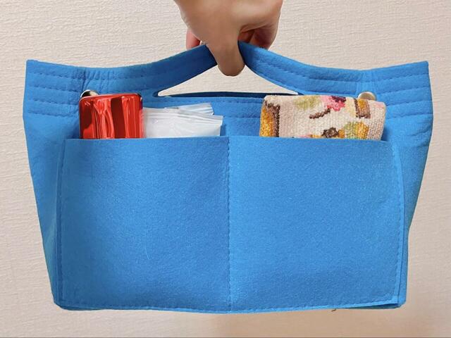 【Lino Ulu フェルトバッグインバッグ】ボタンを閉められる程度に中身を入れた場合でも、持ち手をしっかり持つことができました