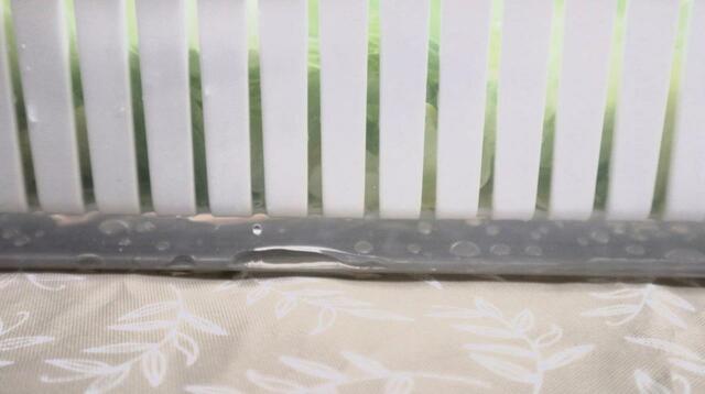 【ニトリ 1台10役スライサーセット・長方形】レタスの水切り中。しっかり水滴が落ちています！