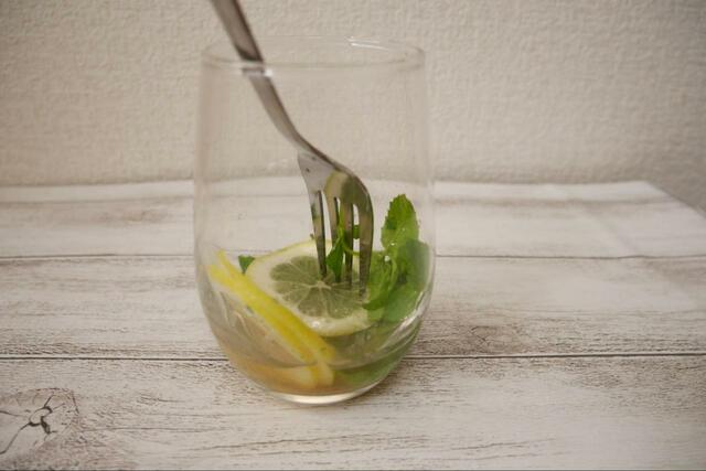 【虫除けハーブ ミントを使ったおすすめ料理：ノンアルコールモヒート】2.フォークでつぶします
