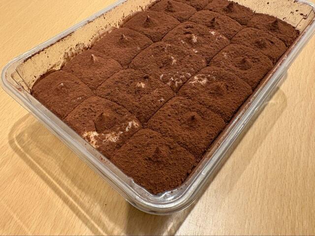 【ロピア 天使のふんわりティラミス】ティラミスの上層はたっぷりココアパウダーで覆われており、ふんわり感がわかります♪