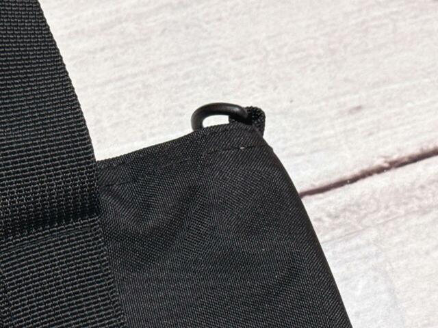 サイドにDカン付きでショルダーストラップをつけられます