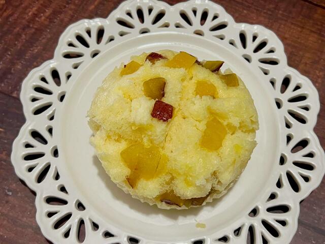 【ファミリーマート】まずはいもむしパンに十字に切り込みを入れて…