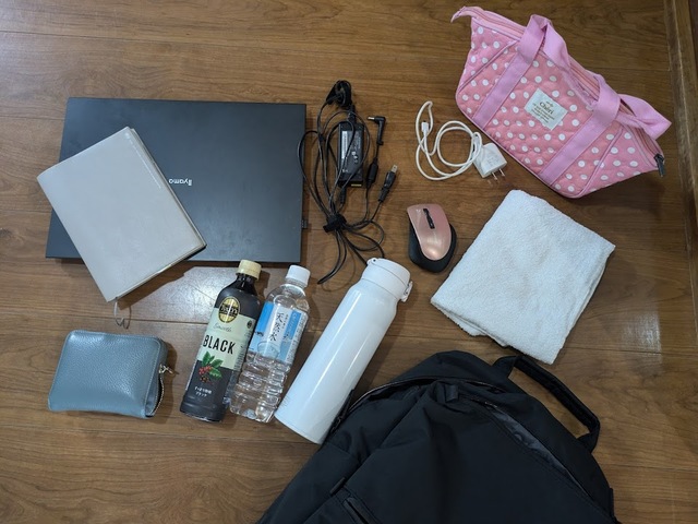 【ユニクロ ファンクショナルバックパック】お弁当箱や500mlペットボトル2本など、これらの荷物を入れてもまだ余裕がありました!