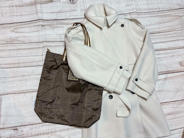 クリーンなウールのトレンチコートに合わせてみました。おしゃれ♪