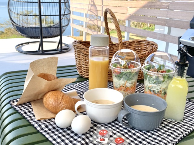 海を眺めながらの朝食