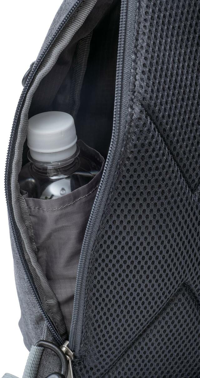 【ワークマン×フルクロ　たためて自立する 2WAY 撥水クロスボディーショルダーバッグ】背負ってもペットボトルや水筒が斜めにならないボトルストッカーが便利！