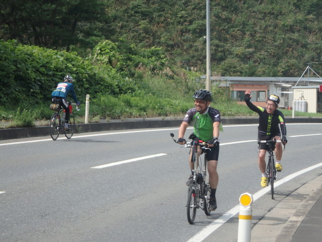 ツール・ド・東北2015／互いにエールを送り合う出場者たち