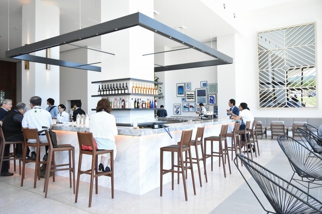 フロント前にはオシャレなバー