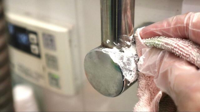 【ダイソー 多目的クレンザー 150g】水垢の部分を中心にクレンザーでごしごしこすります