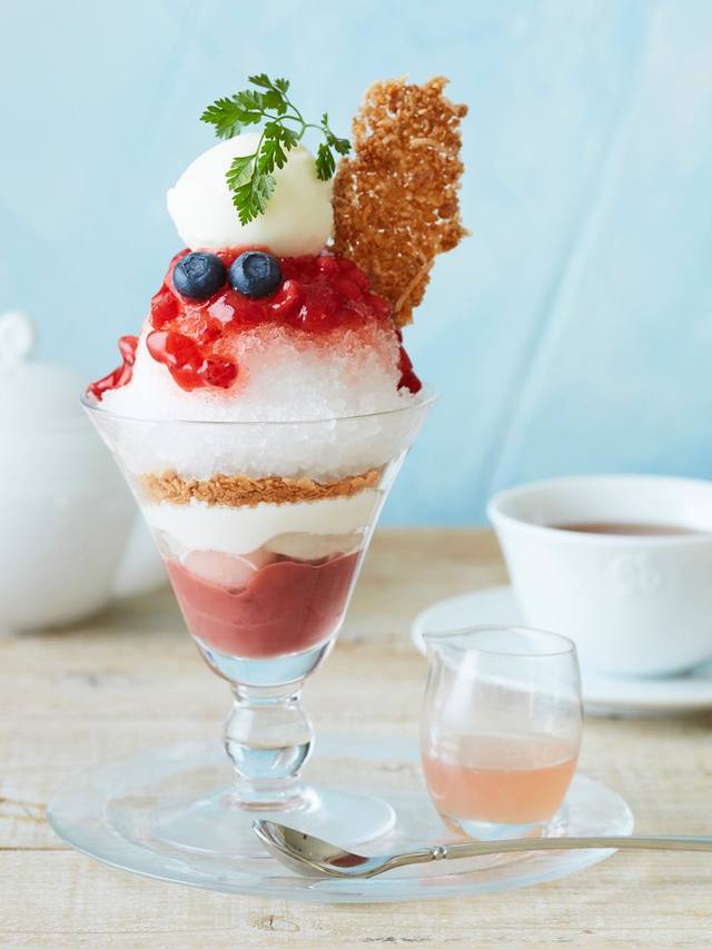 苺ミルクのかき氷パフェ