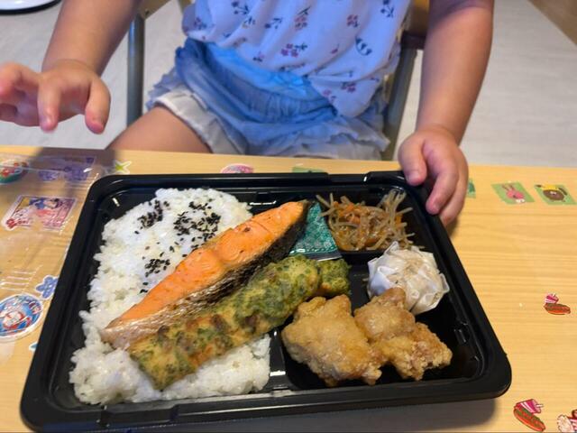 【ロピア 焼鮭弁当】子どももぱくぱく食べられる!豪華なお弁当◎