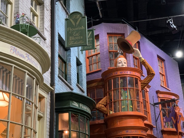 帽子を取るとウサギが隠れている時もあるので見逃さないで!