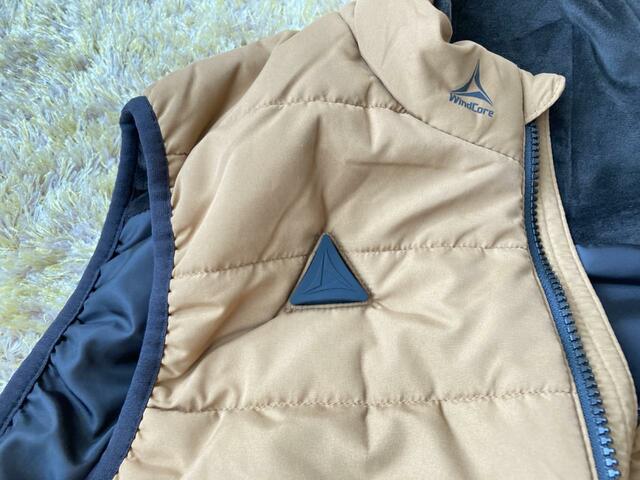 【ワークマン WindCore(ウィンドコア)ヒーターベスト】右胸に温度調節のボタンがあります