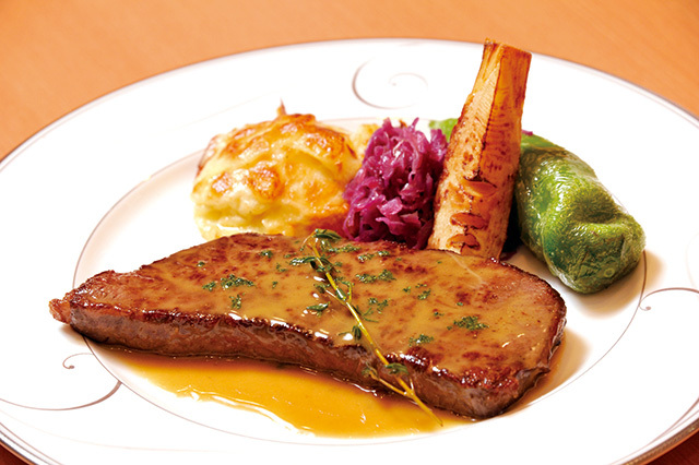 レストラン 七條（神田）　和牛もも肉のミニッツステーキ アンチョビソース 2200円（税別）　食欲をそそる味わいのソースの後から、上質な和牛ならではの旨みが幸せな余韻を奏でる。