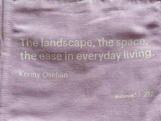 ホワイトのロゴがアクセント！【ZARA（ザラ）】ウォールペーパー テキスト トートバッグ：1,690円（税込）