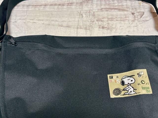 フラップにはファスナーポケット付き【スヌーピー メッセンジャーバッグ】