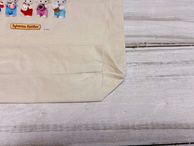 【シルバニアファミリー トートバッグ（ドーナツ）】サイズは約高さ36×幅35×マチ9cm。A4サイズの書類やノートPCが収納できるサイズ感です