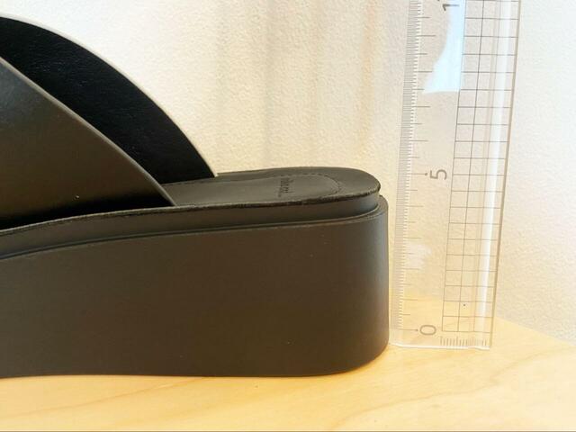 【niko and ... オリジナル厚底トングサンダル】ソールの厚さは約4cm。高すぎず低すぎない絶妙な厚みで、自然にスタイルアップが叶います◎