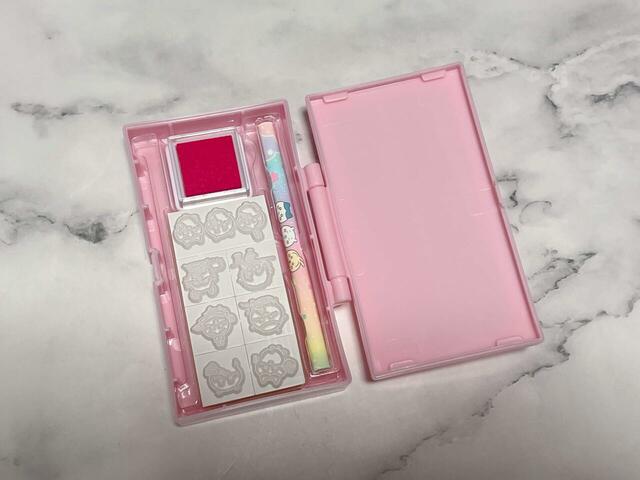 【ちいかわもぐもぐスタンプセット】スタンプ、インク台、鉛筆が入っています。他にとじこみ付録のメモ2種も♪