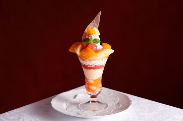 国産 黄金桃と白桃のパフェ
