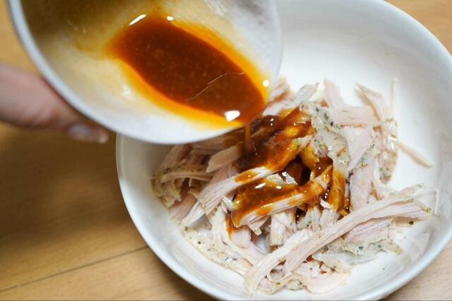 【セブンイレブン　簡単アレンジレシピ】割いたサラダチキンと材料を混ぜ合わせる