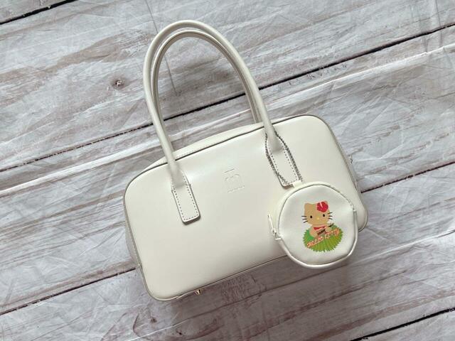 シンプルなミニバッグにつけてもキュート！