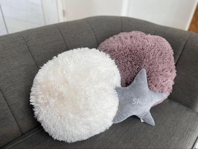 【ニトリ　モチモチクッション(ロングファー O IV)】色違いで置くとおしゃれ度UP