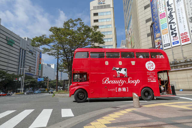 【赤箱 AWA-YA in YOKOHAMA】赤箱仕様にラッピングされたロンドンバスが横浜の町を走行